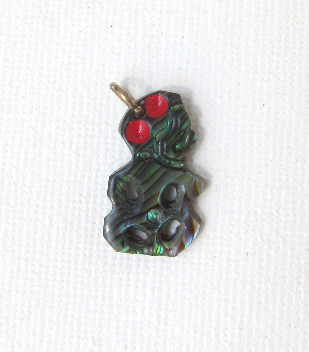 Vintage New Zealand Paua shell tiki charm pendant