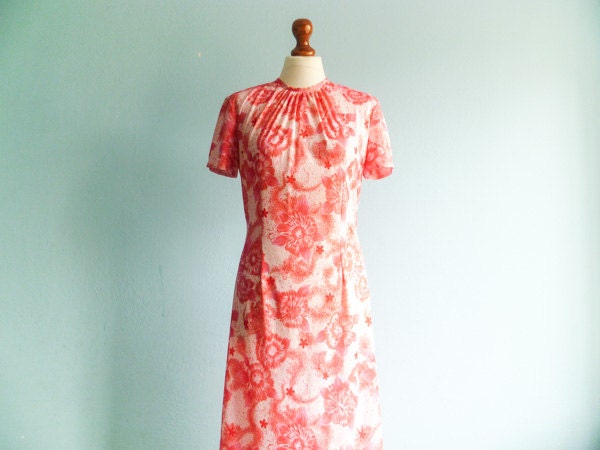 Vintage red and white floral dress / day dress / 60s /  short sleeves / midi length / medium