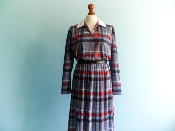 Vintage day dress / black red white checked / white collar / long sleeves / pleated skirt / below knee / medium