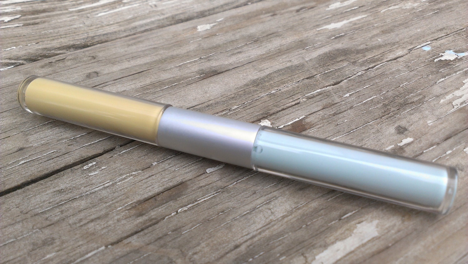 Corrector Duo to conceal dark undereye circles and cover up redness and blemishes