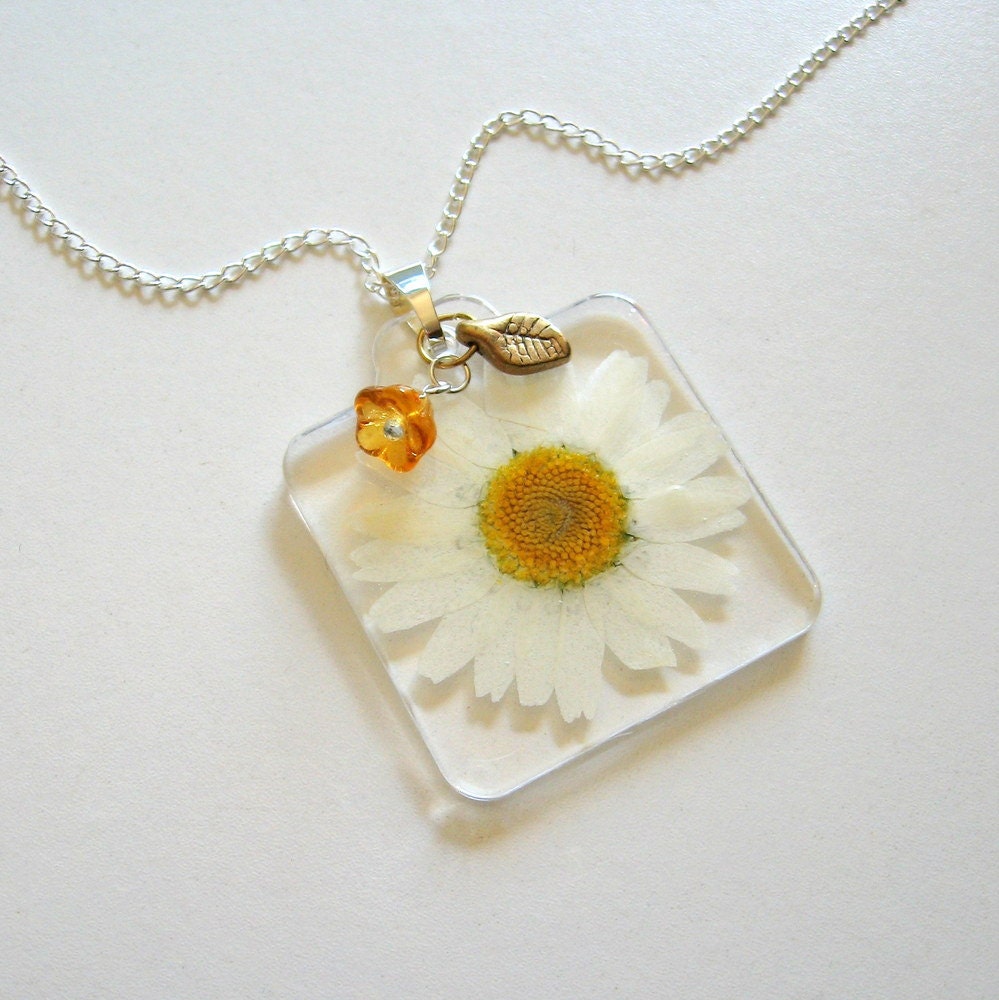 White Daisy, Bellfower, and Gold Leaf - Real Flower Garden Necklace