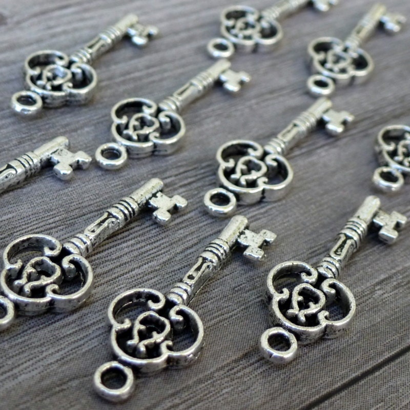 Wholesale Lot 10pcs Steampunk Victorian wholesale antique silver skeleton key pendant charm necklace Alice in Wonderland 105  jewelry