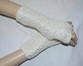 Knitted mittens/gloves in ecru colour