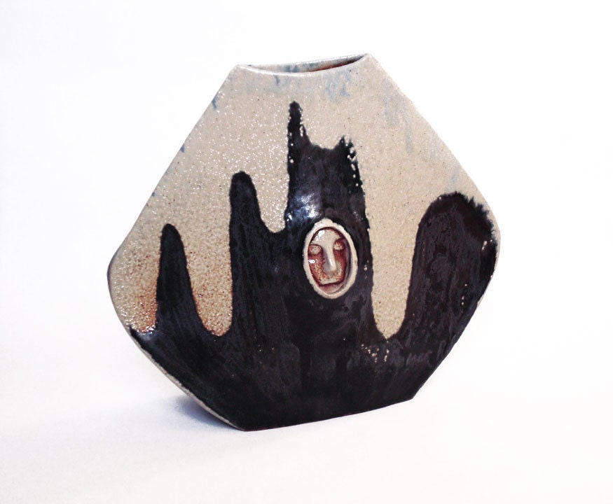 Black vase with 2 faces