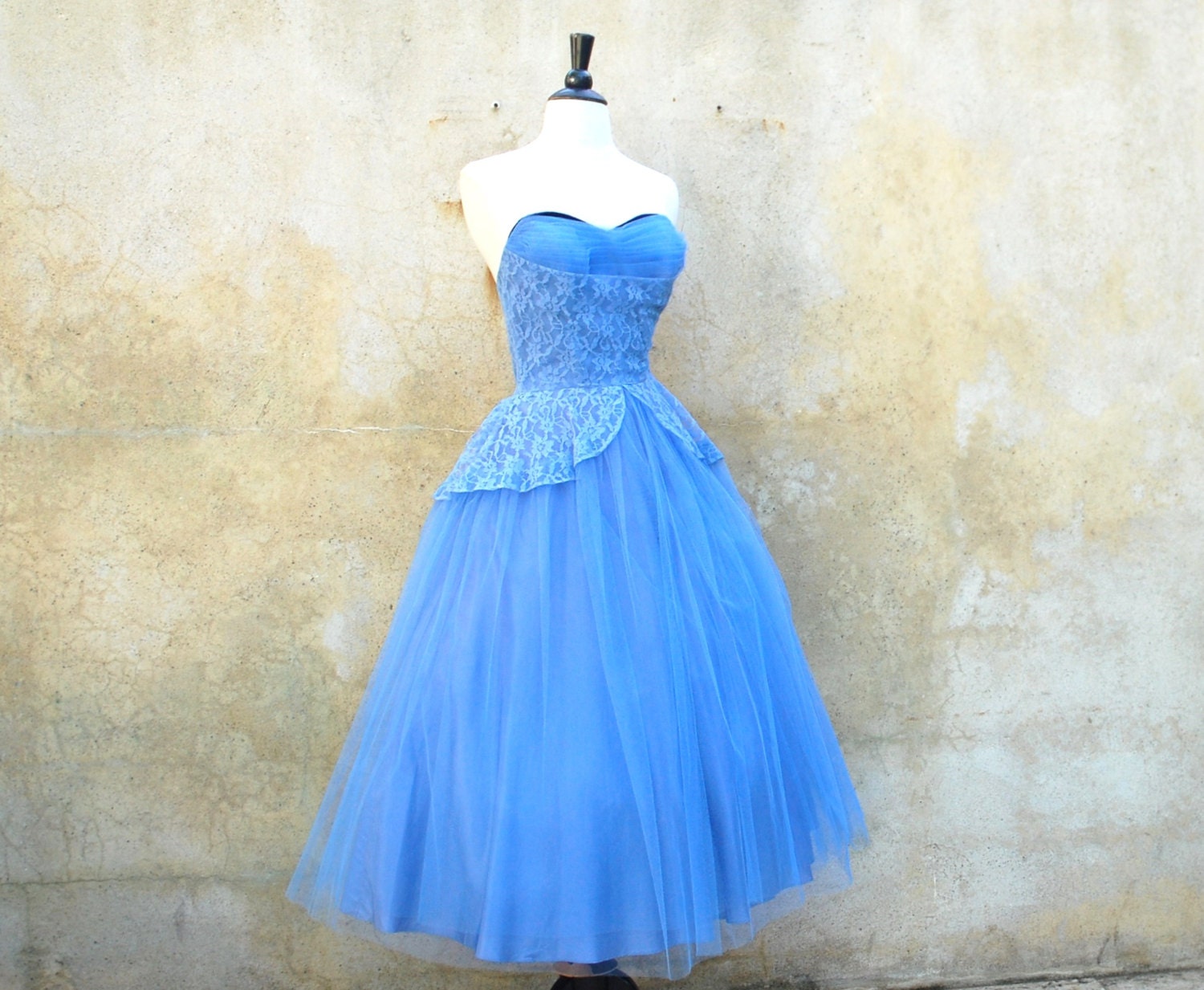 1950s cocktail / party dress- periwinkle blue 50s strapless lace tulle prom dress with capelet- small