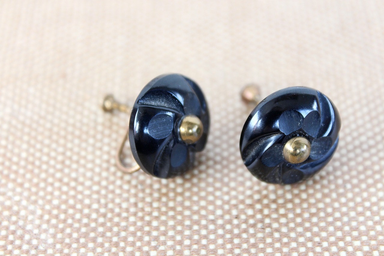 vintage 1940s bakelite earrings  // 40s black hand carved screw on earrings // carved bakelite