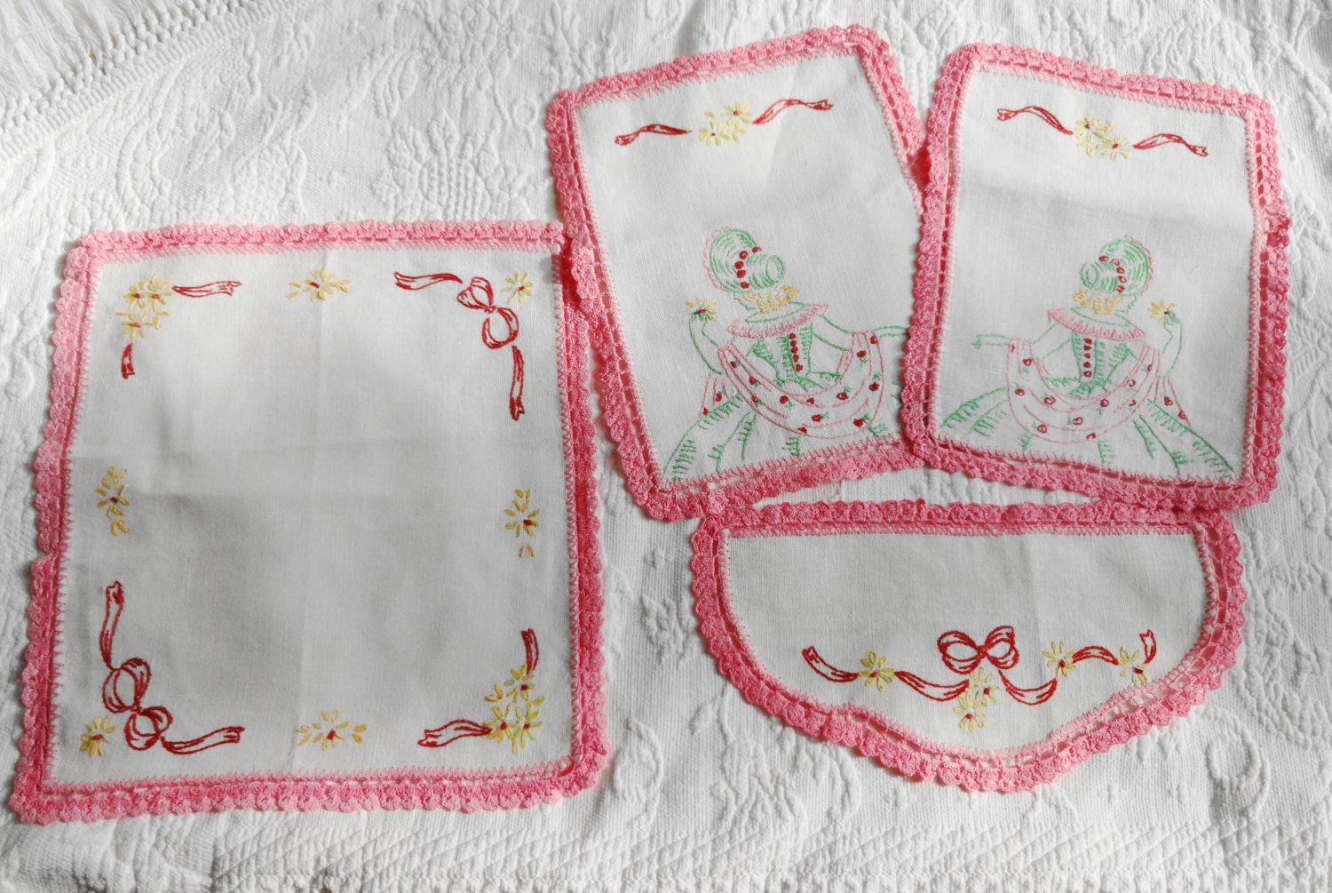 VINTAGE Southern Belle Doilies Set Of 4 Dresser Scarves