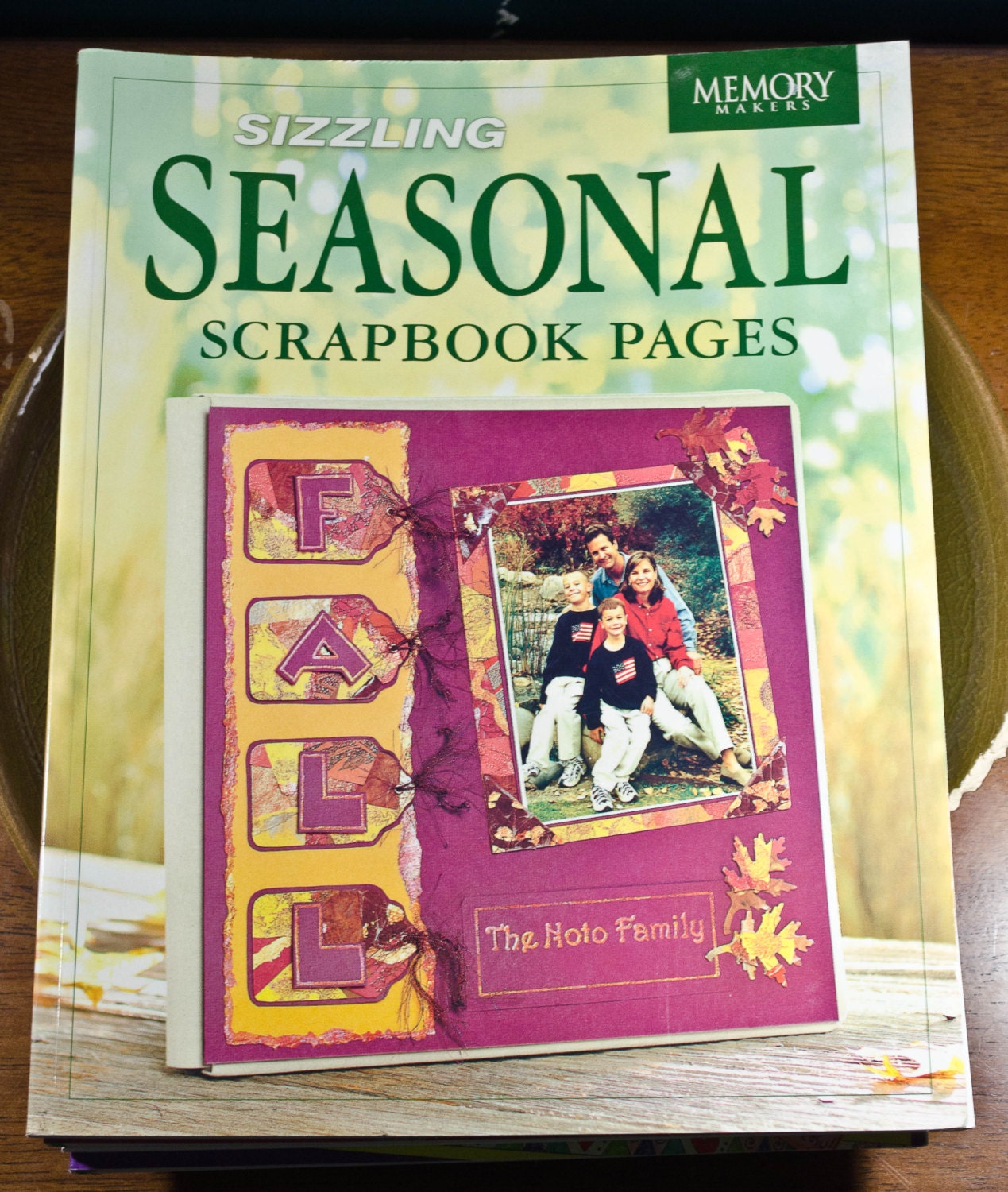 Sizzling Seasonal Scrapbook Pages book / guide