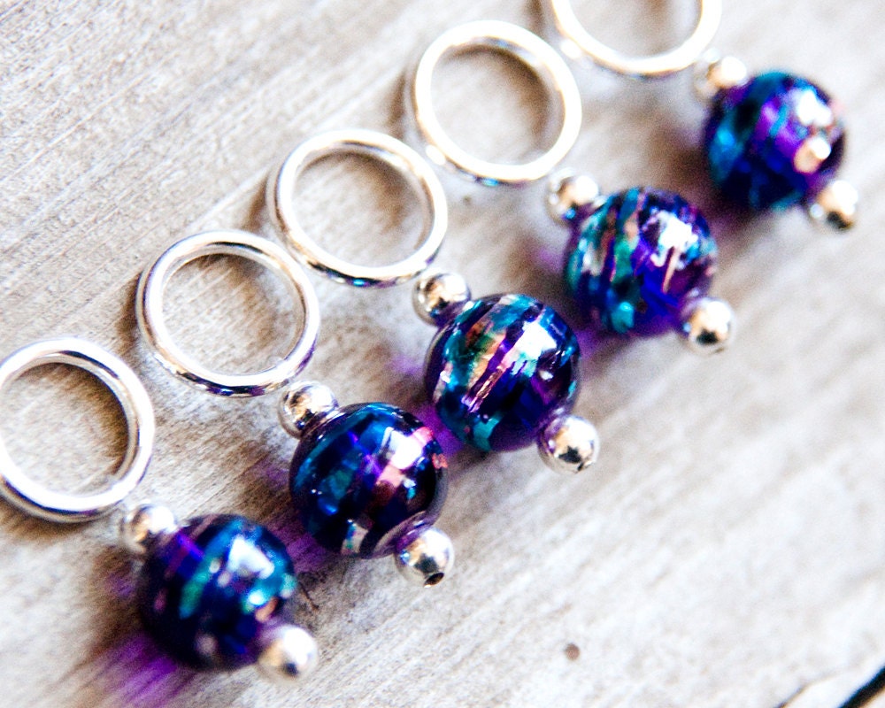 Snag Free Stitch Markers in Royal Purple Glass with Metallic Multicolor Swirls, Round, Set of 5