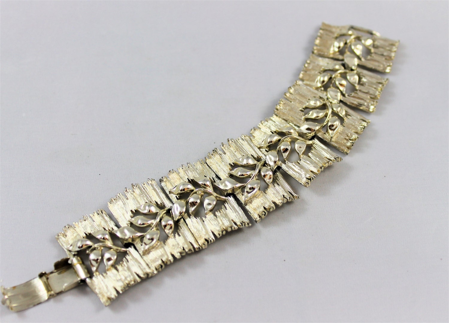 Lisner wide bracelet light gold decorative metal links leaf design signed vintage 60's wide chunky clean cool modern