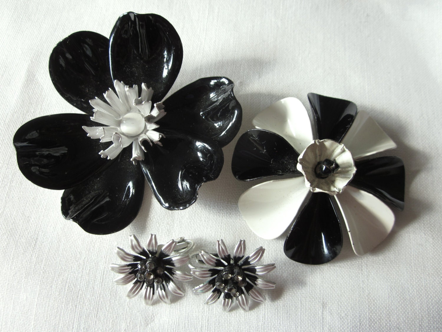 ENAMEL FLOWER Brooch Pin & Earring Lot BLACK White Silver Tone Neutral Rhinestones