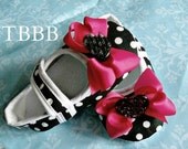 Polka dots   hot pink  bow  baby girl crib shoes, baby shoes ,Ready to ship.