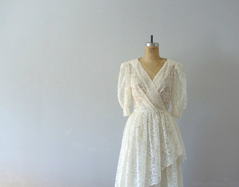 Cream lace wedding dress . 70s 80s vintage wedding fashion