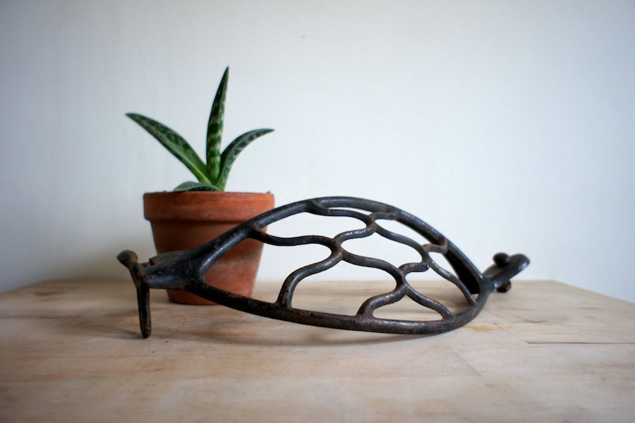 Vintage Singer Foot Pedal // 1920 Sewing Machine Part // Industrial Home Decor // Black Metal Garden / Men Man Dad Father / Metallic Salvage