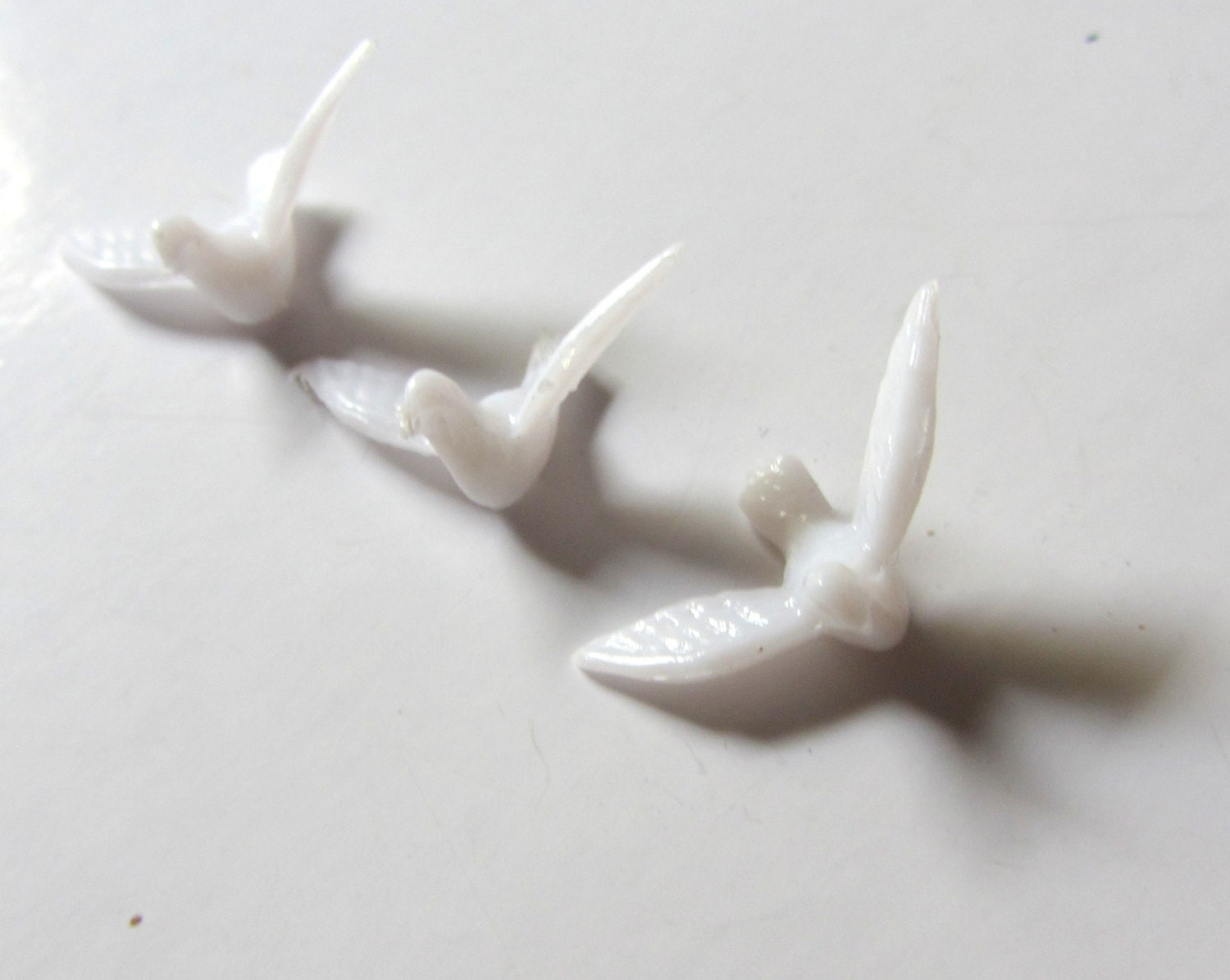 Tiny White Doves - 3/4" - White - plastic miniatures, cake decorations, doves, white birds