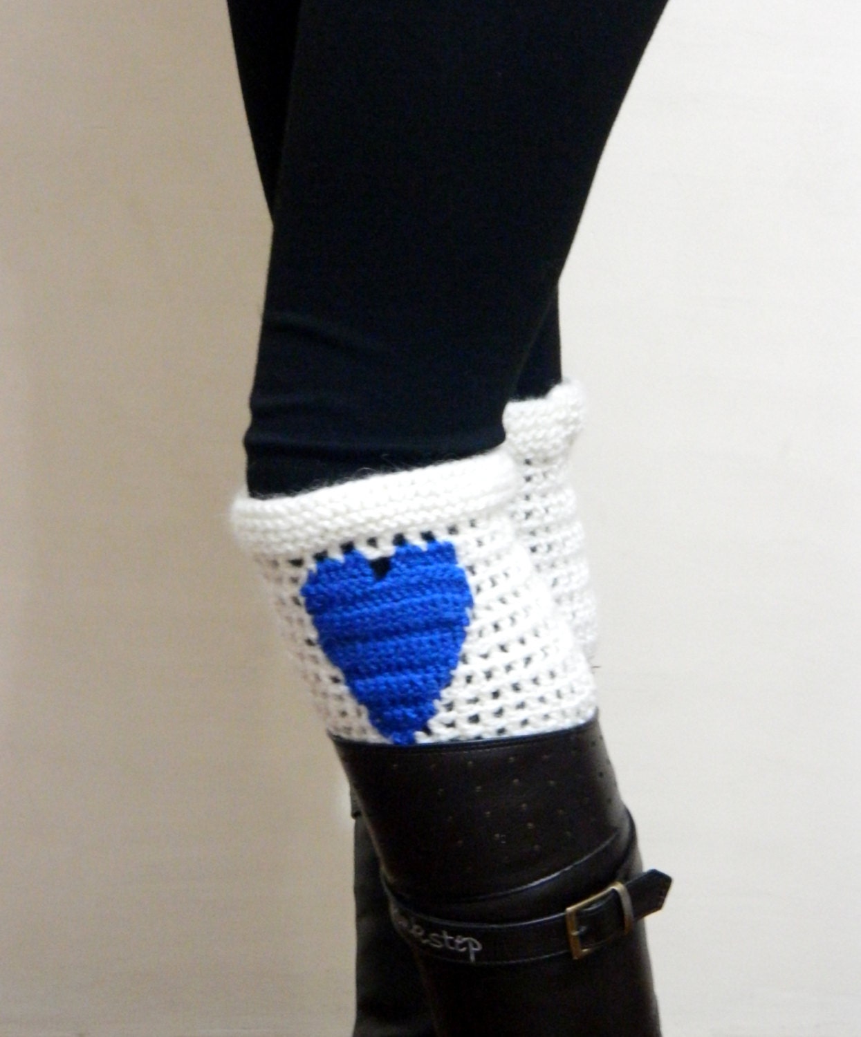 White Blue Short Heart Knit Boot Cuffs. Love Heart Short Leg Warmers. Crochet heart Boot Cuffs. Legwear Blue White