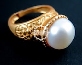 Antiqued adjustable victorian style retro vintage flower engraved white fresh water pearl round cabochon matte gold brass ring