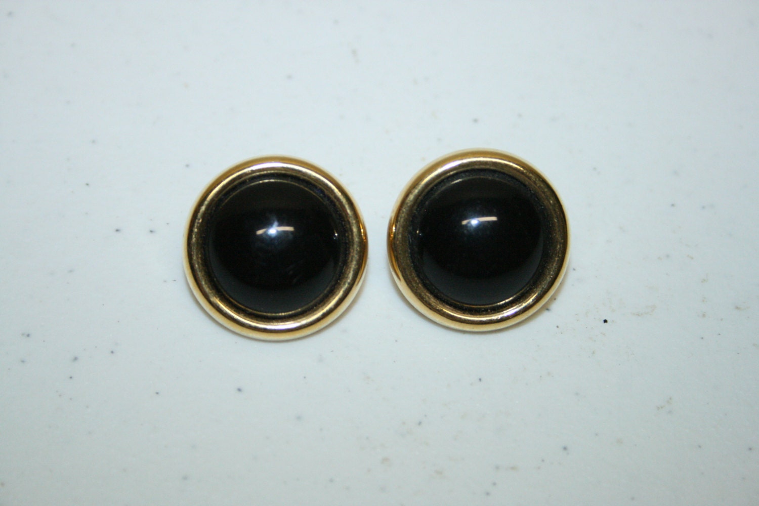 Black Screw Earrings,black button earrings,gold black earrings,screw back earrings,black circle earrings,black button earrings,napier