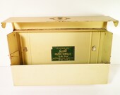 Servelle Metal Paper Towel Holder/1950s Vintage Kitchen
