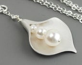 Calla Lily Necklace, White Pearl Flower Pendant Lariat Necklace, Bridesmaid Jewelry, Wedding Jewelry, Sterling Silver Chain