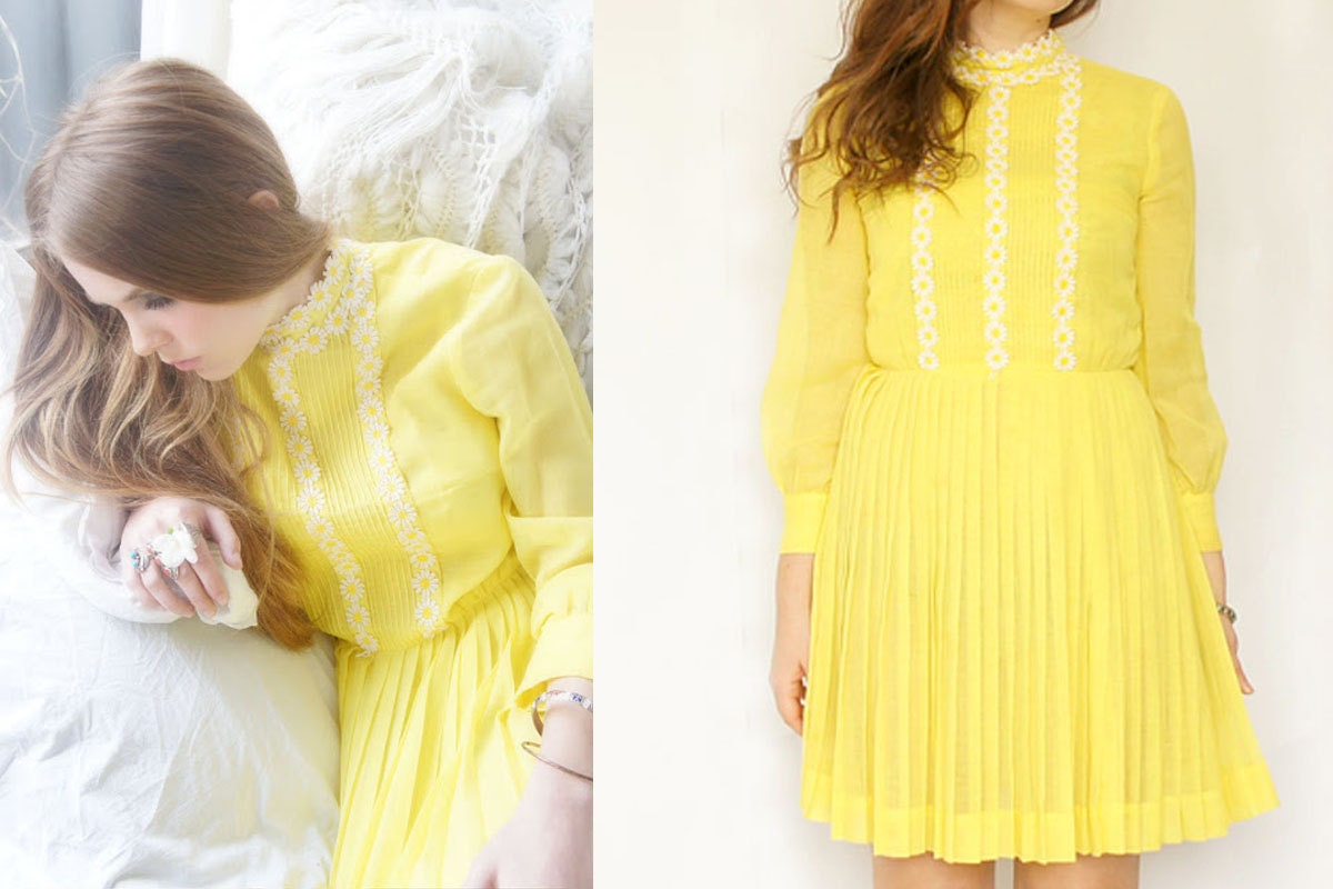 Vintage Daisies Yellow dress 1960 size Small to Medium