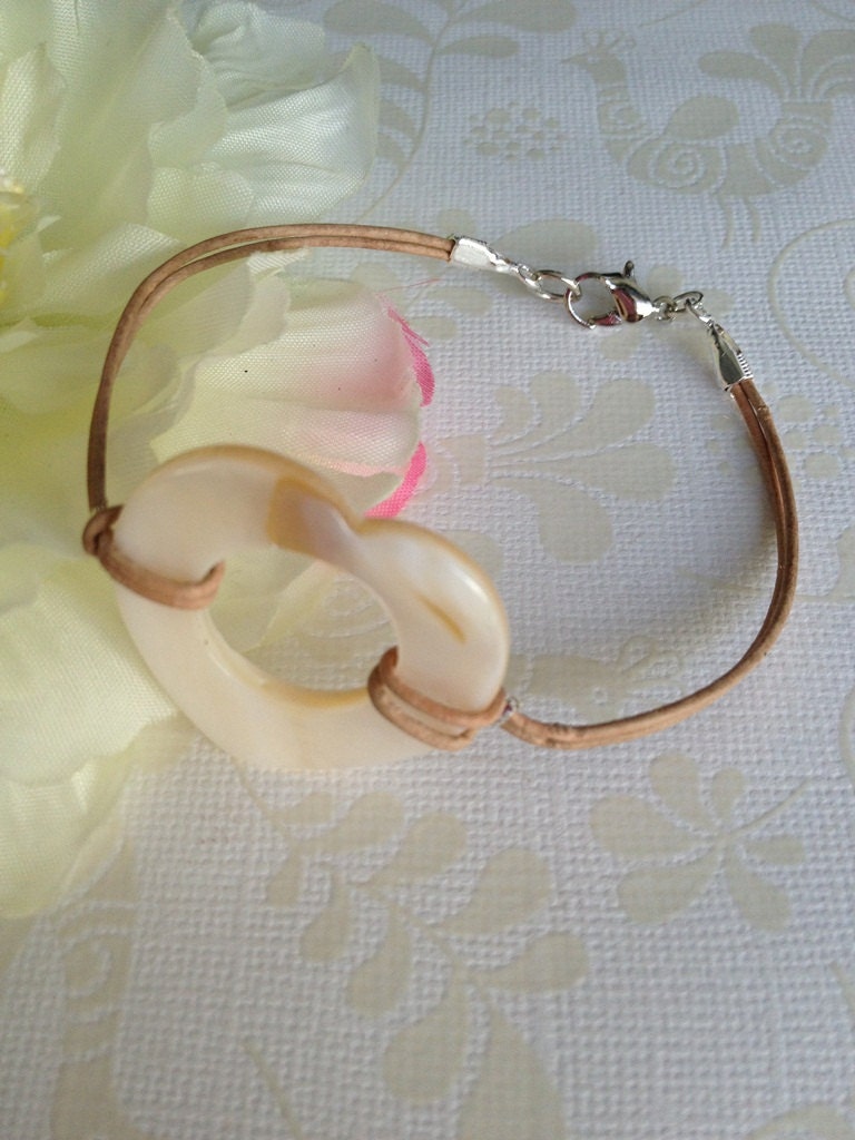 Heart Shell leather bracelet- handmade bracelet, heart bracelet, bridal gift, shell bracelet, mother of pearl bracelet.