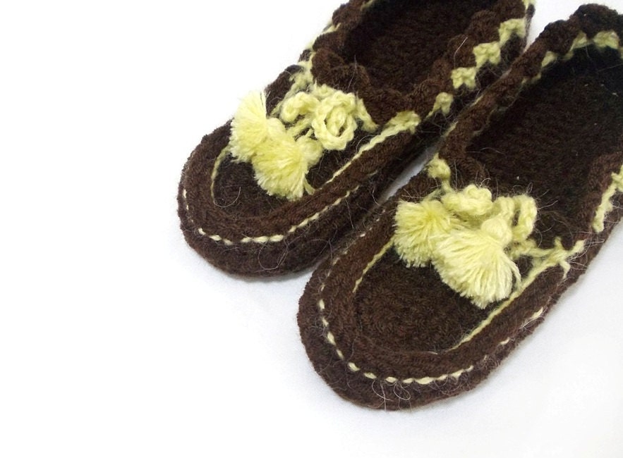 Brown handmade crochet slippers- Brown and green slippers- Thick house slippers- House shoes- Crochet slippers in pink- Soft house slippers
