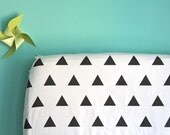fitted crib sheet in black triangles (exclusive to iviebaby)
