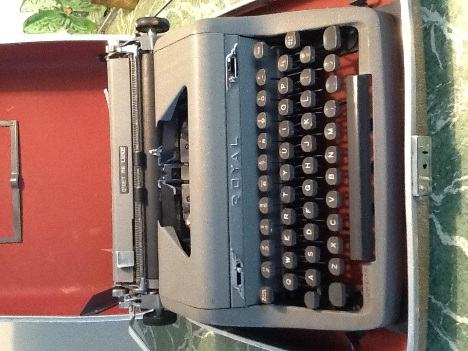 Royal Typewriter // Royal Deluxe Typewriter // Manual Typewriter // Portable Typewriter // 1950's