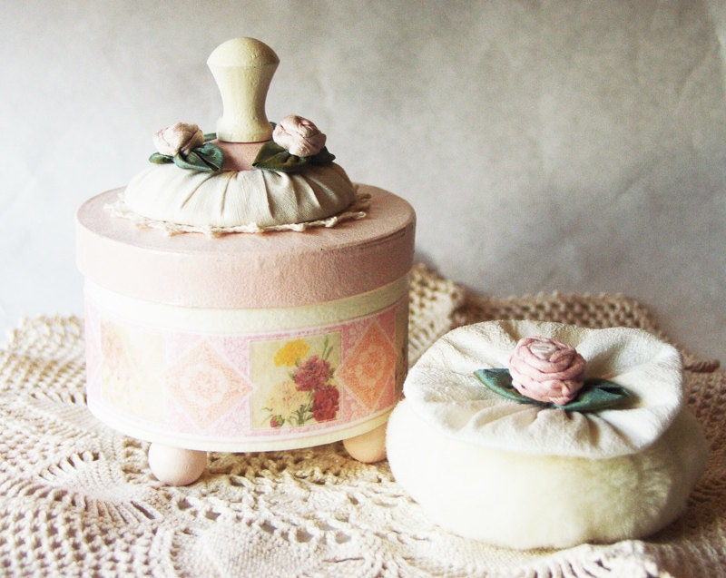 VINTAGE GARDEN Blooms and Flowers Bath Powder Container, Bath Powder Puff, Scented Dusting Powder WHIMSY - Powder Puff Gift Set
