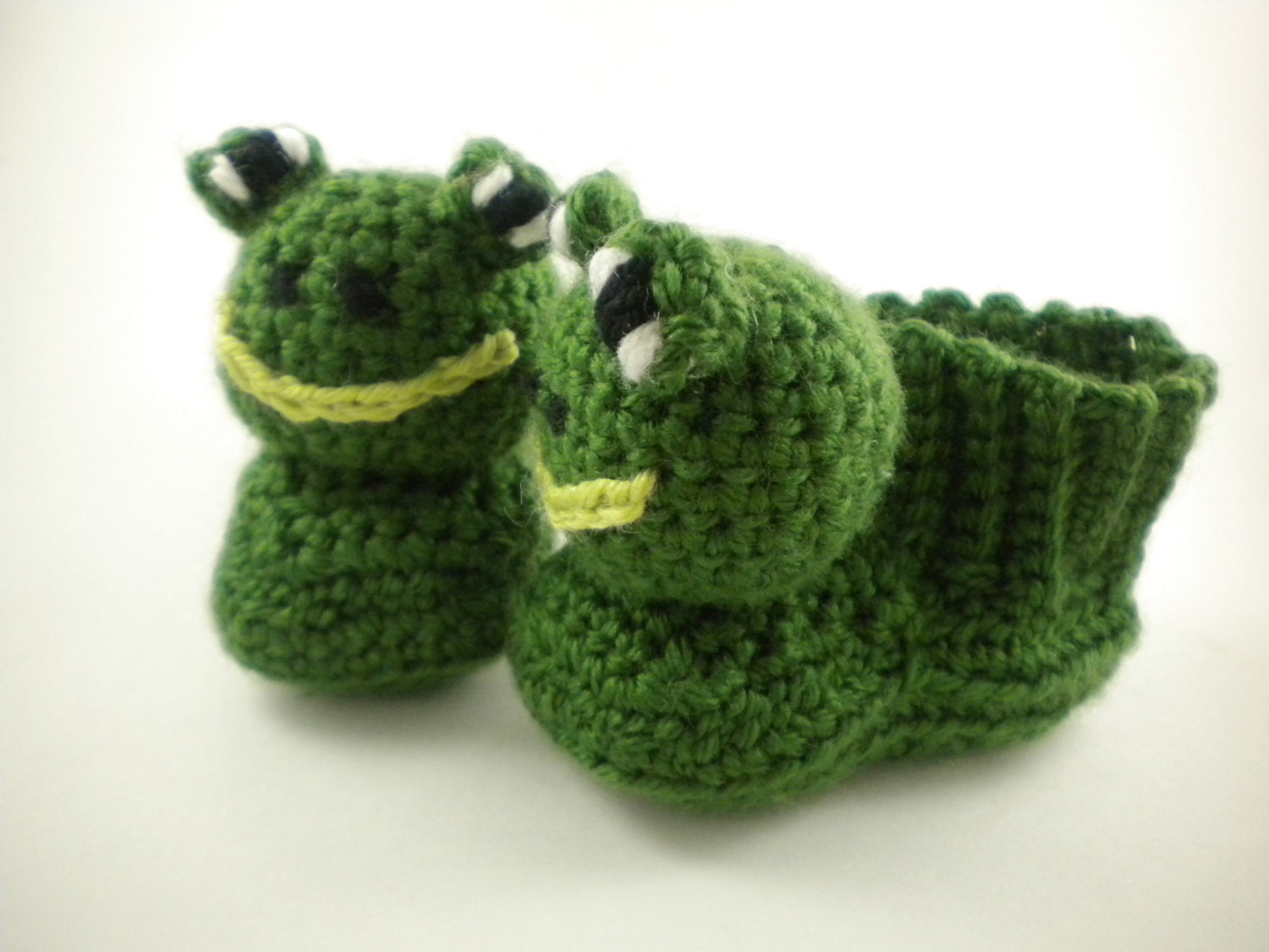 Crochet Frog Booties in Forest Green - Adorable Stuffed Slippers for Babies with Adjustable Ties