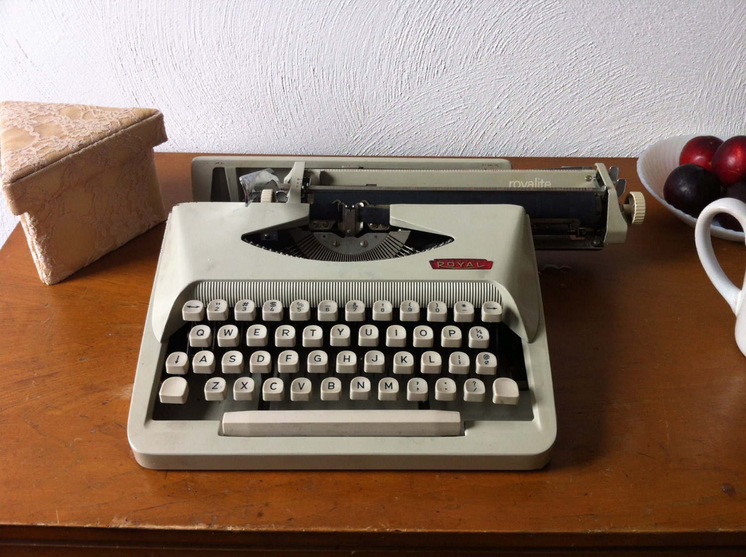 Vintage 1954 Royal Royalite Manual Typewriter