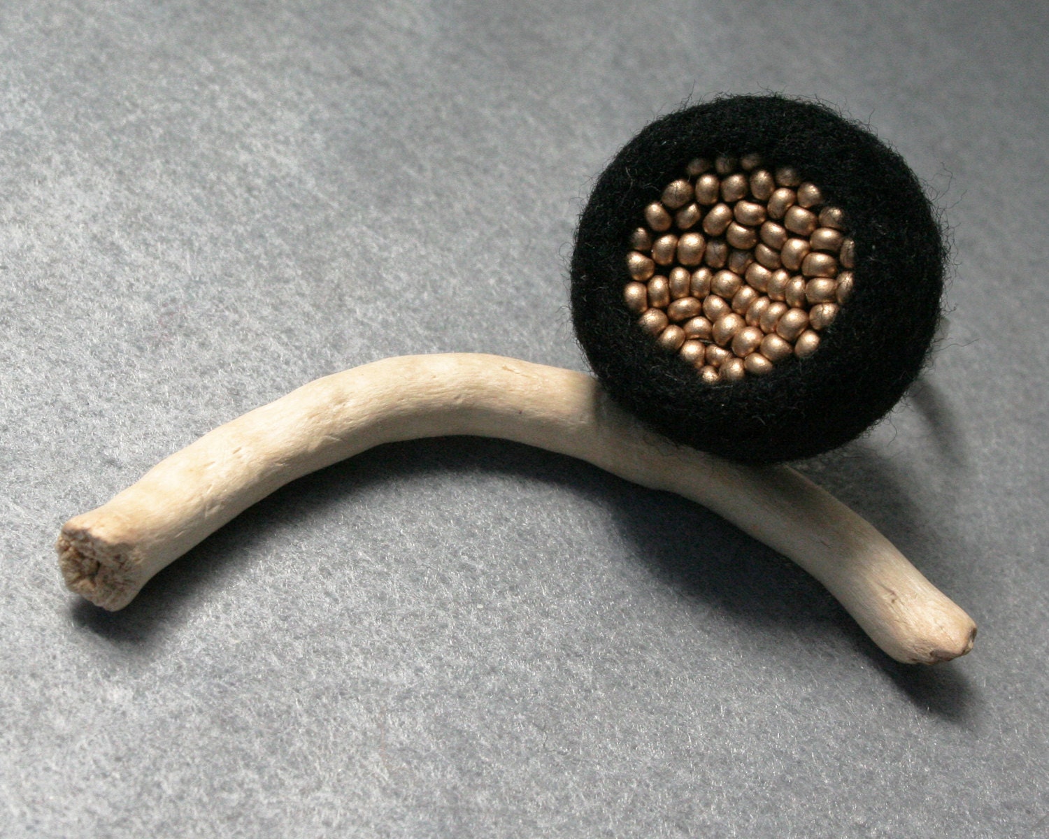 Black ring in merino wool, hand felted, adjustable, with gold beads