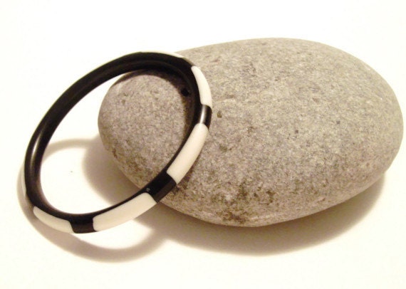 Retro 1980 Lucite Bangle Black and White