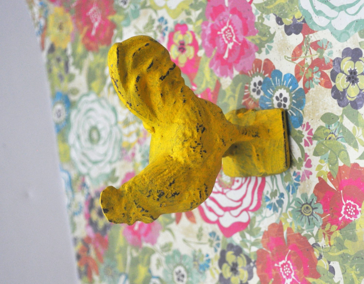 Country Chic Sunshine Yellow Cast Iron Roster