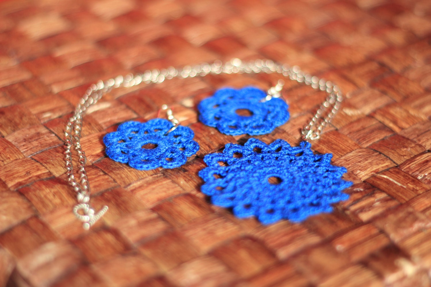 Lace crochet flower pendant and earrings in blue - IzabelkaG