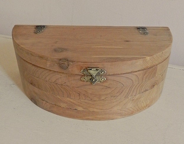 Vintage Wood Box.Natural Home.Distressed.Rustic.Refurbished Cottage Decor. Storage. Coffee Table
