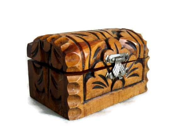 Pirate treasure chest, TINY wooden trunk, VINTAGE hand CARVED wood, Handmade carving, Jewelry gift box, Nautical home decor, Felt lining
