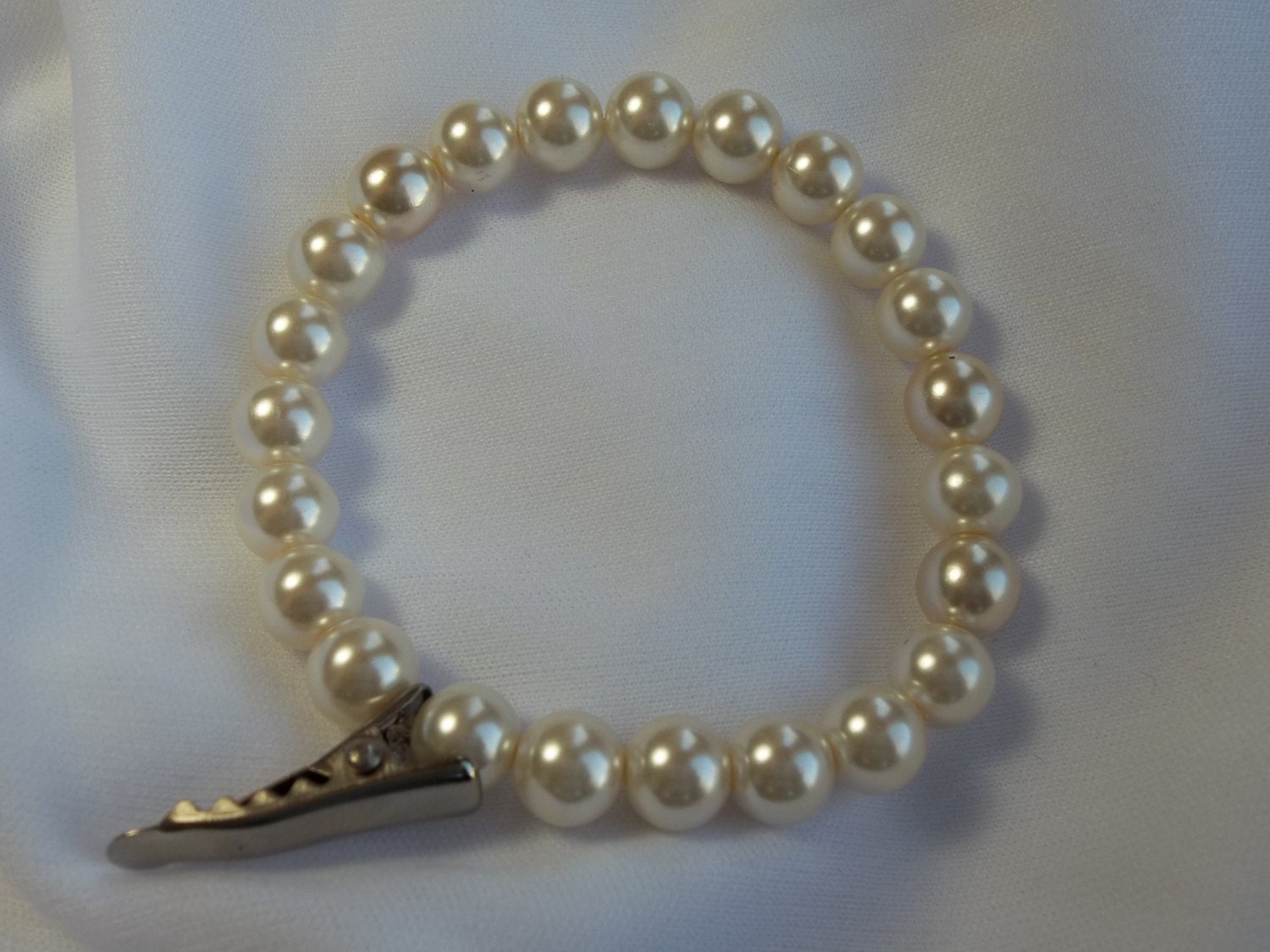 warm-toned( cream) genuine pearl temple bracelet