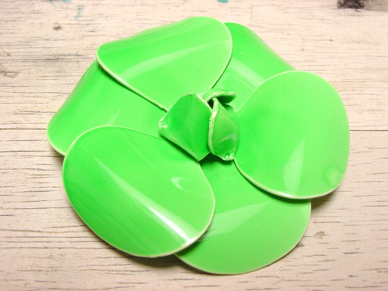 Large Green Retro Flower Brooch (vintage 60s 70s plastic bright colorful st patrick big round pin enamel)
