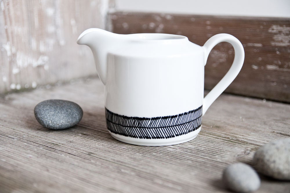 Hand-painted vintage milk jug "somewhat angular", black and white