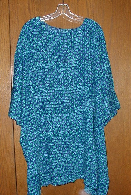 Women's Super Plus size free fitting caftan style top tunic 7X-15X 35inLong Blue Green Modern Leaf pattern sky jade New Never Worn