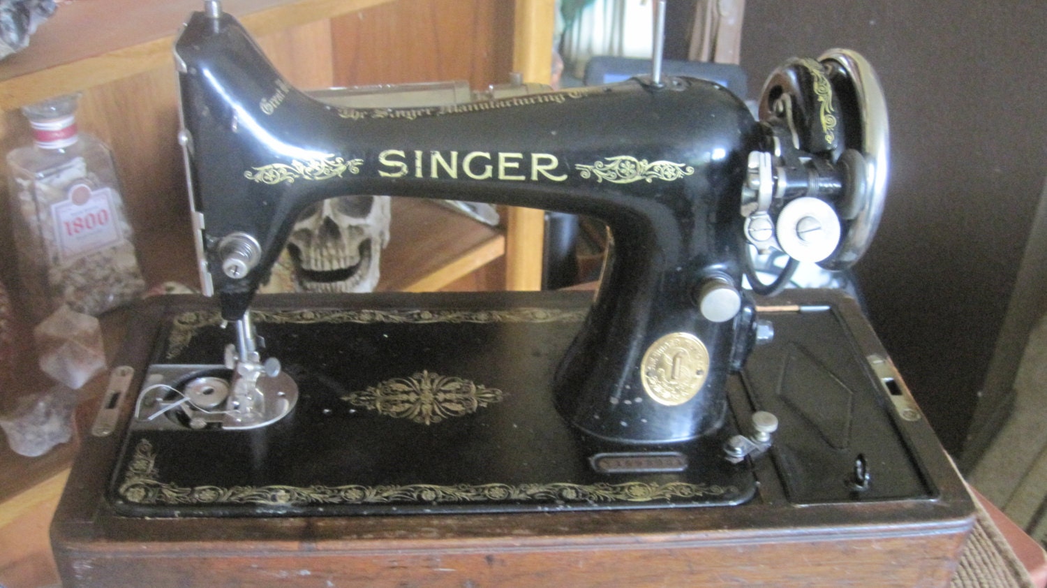 SALE.old vintage antique portable original Singer sewing machine/w bentwood case SALE.only 55 DoLLars