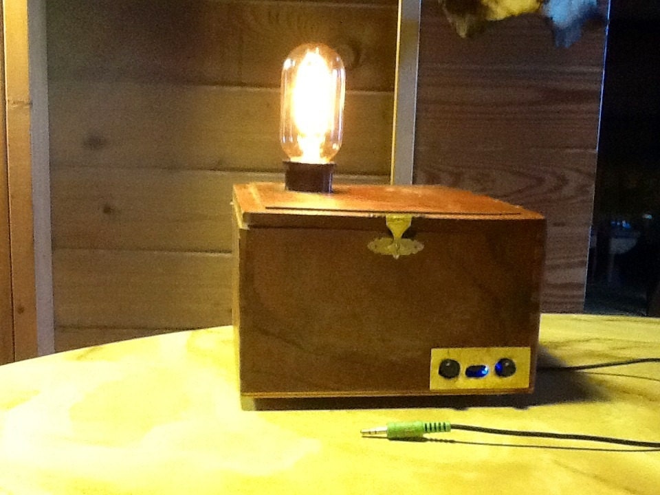 Cigar Box iphone ipad ipod speaker system with Edison bulb lamp