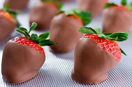 chocolate covered strawberries gluten free yummy gift idea chocolaty sweet berries low carb summer treat