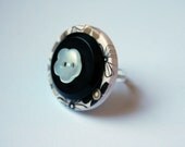Floral button ring black and white - adjustable