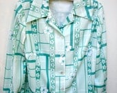 1970s Pretty Silky Knit Vintage Shirt Blouse Emerald and Mint Flower print in Great condition