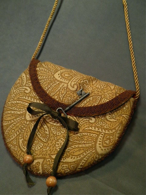 Charming Little Round Renaissance Pocket With Key Latch Purse Closure