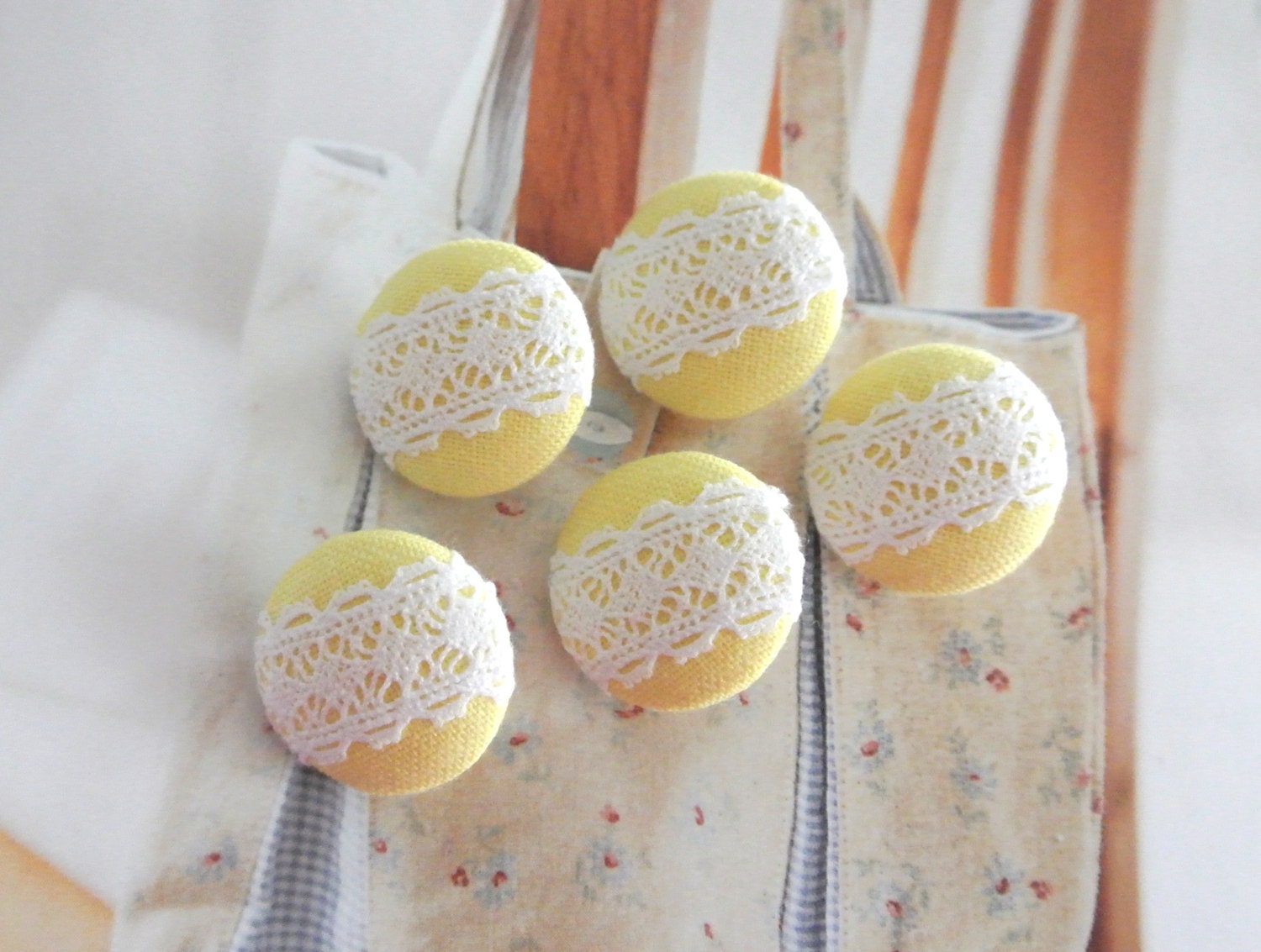 Handmade Fabric Buttons - Small Retro Yellow White Floral Lace Handmade Fabric Buttons 0.75 Inches 5's
