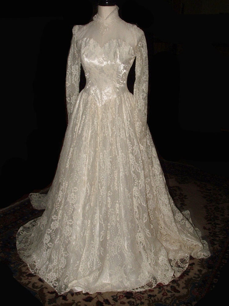 1940s Vintage Wedding Gown by Marie of Pandora / Chantilly Lace / Full Train